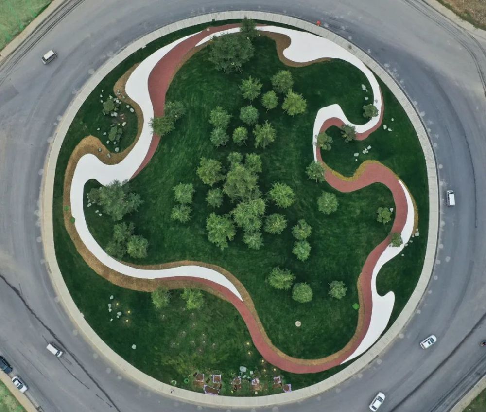 现在经过改造后,交通环岛绿地总面积达7138㎡.