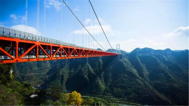 科罗拉多州皇家峡谷大桥比着我们国家的四渡河大桥要矮307米和290米