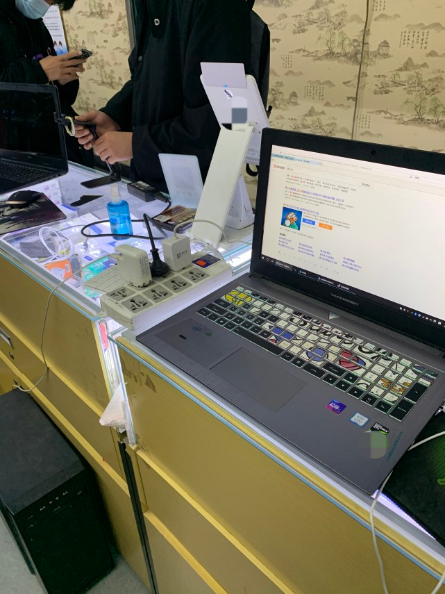 大学生卖电脑真敢要价,这配置我出三千嫌低,要五千怎么不去抢?