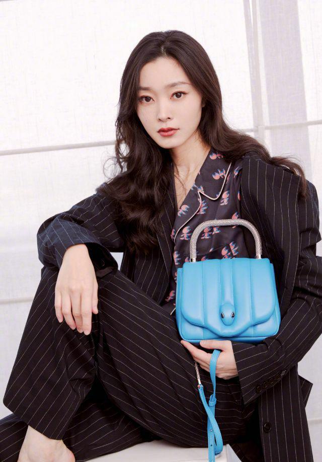 宋轶的羊毛卷发型真洋气,搭配经典开叉小黑裙,时尚美艳有女人味