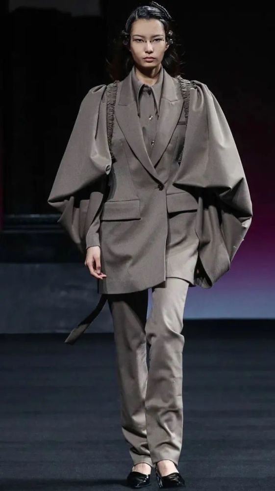 上海时装周开幕:李佳琦为中国设计直播带货_腾讯新闻