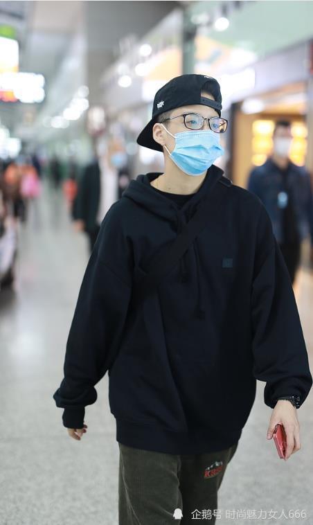 时尚潮流刘逸云反戴棒球帽酷帅时髦全黑look配框镜低调十足