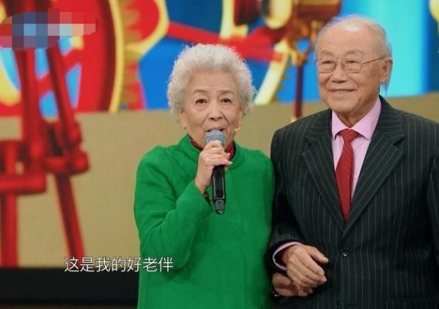 86歲老戲骨謝芳走穴撈金,步伐蹣跚靠人攙扶,腿細似麻桿惹人心疼_騰訊