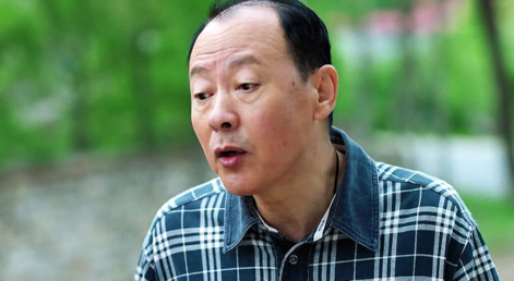 63岁老戏骨侯天来罕露面,毛发稀疏变化大,身后墙板掉漆物品乱