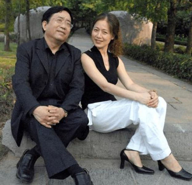 2012年余秋雨回应3年前诈捐门捐款非要通过红十字