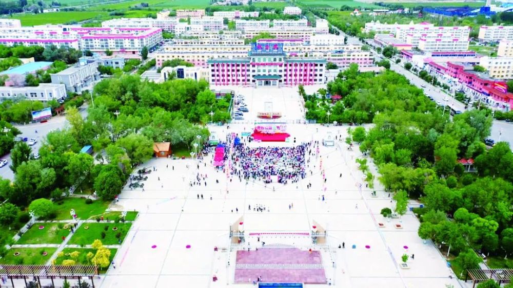 121团炮台镇城镇建设日新月异在136团团部,有一座古老的苏式建筑