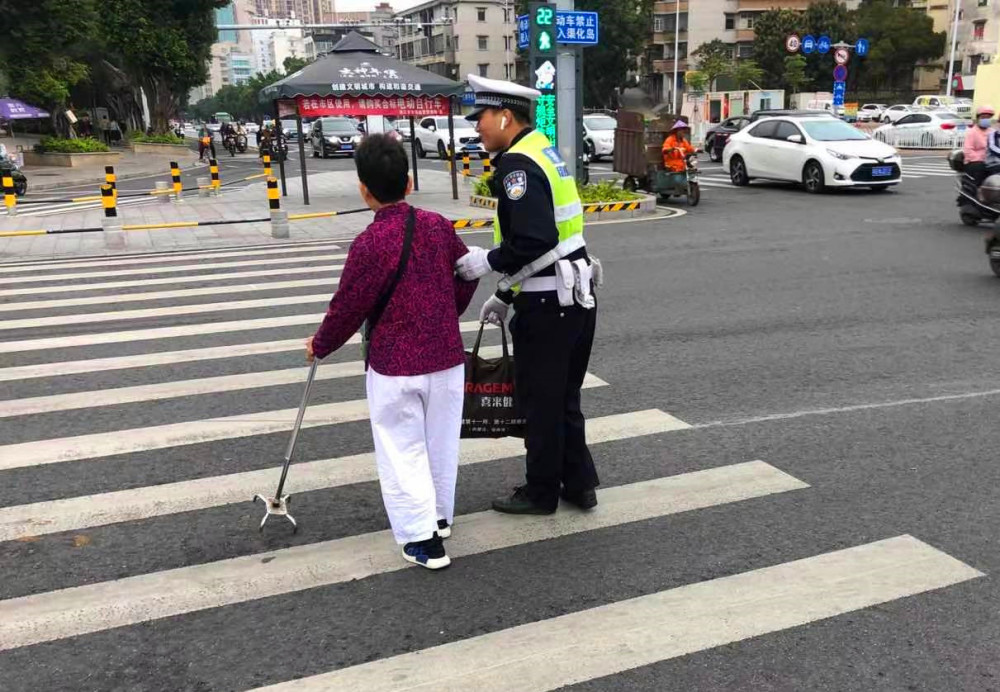 攙扶老人過馬路.