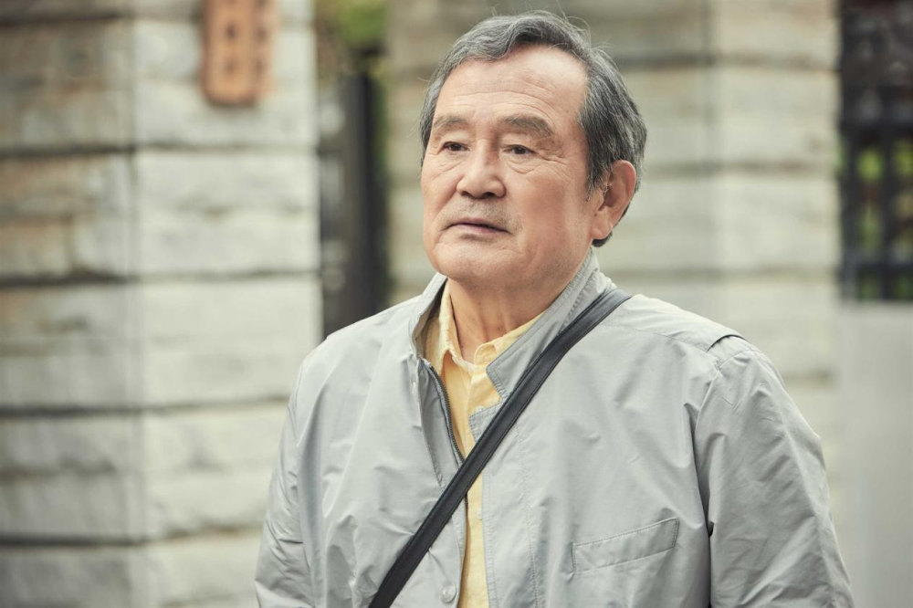 而朴仁焕饰演的沈德出是个刚过完70岁大寿的老爷爷,身材矮小还有着小