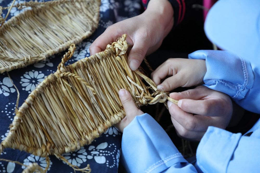 组图|萌娃变身"小红军":听长征故事,小手编草鞋