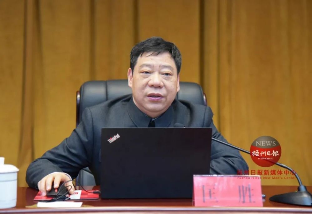 市委书记张鸿星主持报告会.