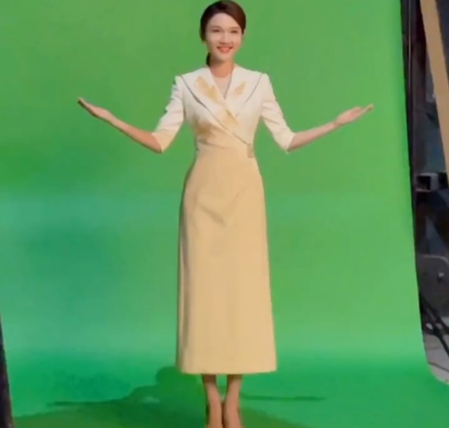 视频中的龙洋正在摄影棚里拍摄照片,身上换了很多套衣服,每一件衣服都