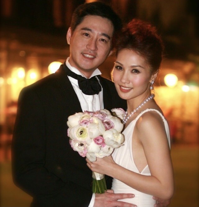 邝文珣在《真情》中饰演"joan"一角,在剧中她和刘恺威的感情线最令人