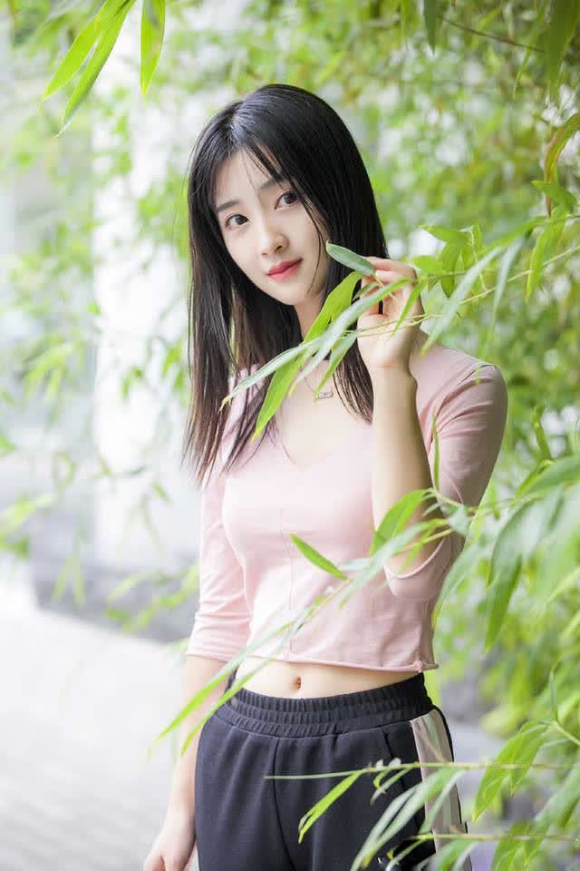 以赵丽颖的替身出道,在赵丽颖怀孕期间疯狂接戏,如今快要媲美赵丽颖了