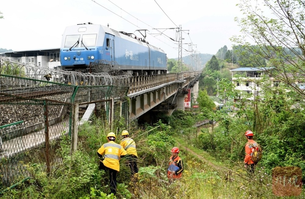 中国铁路成都局集团有限公司遂宁工务段加强铁路沿线安全隐患治理力度