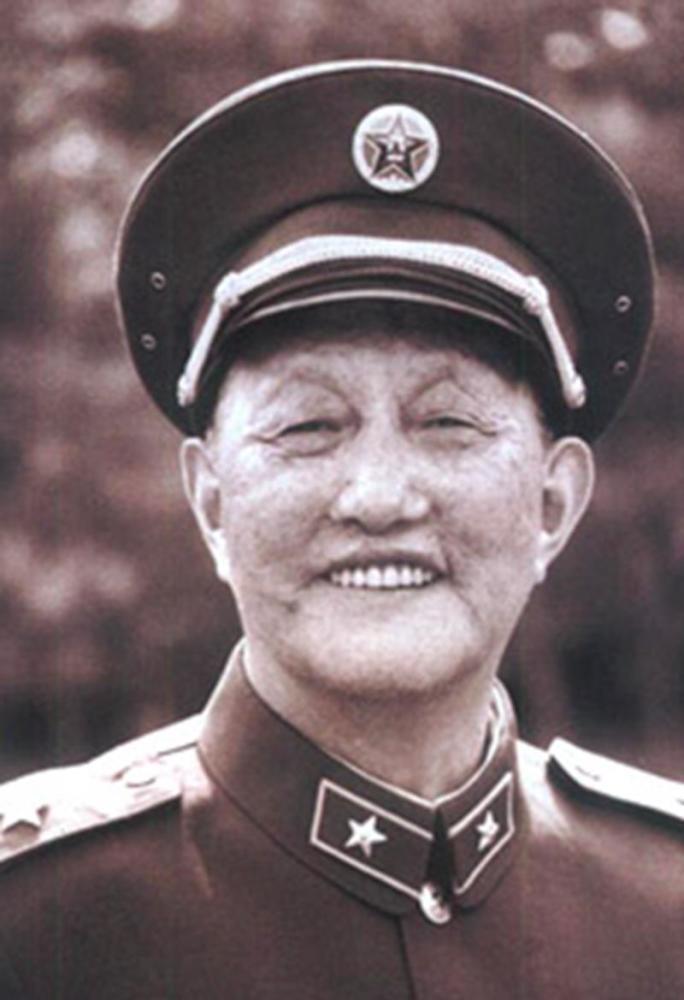 "六星上将"洪学智,两次被授予上将军衔,妻儿的生活都很幸福