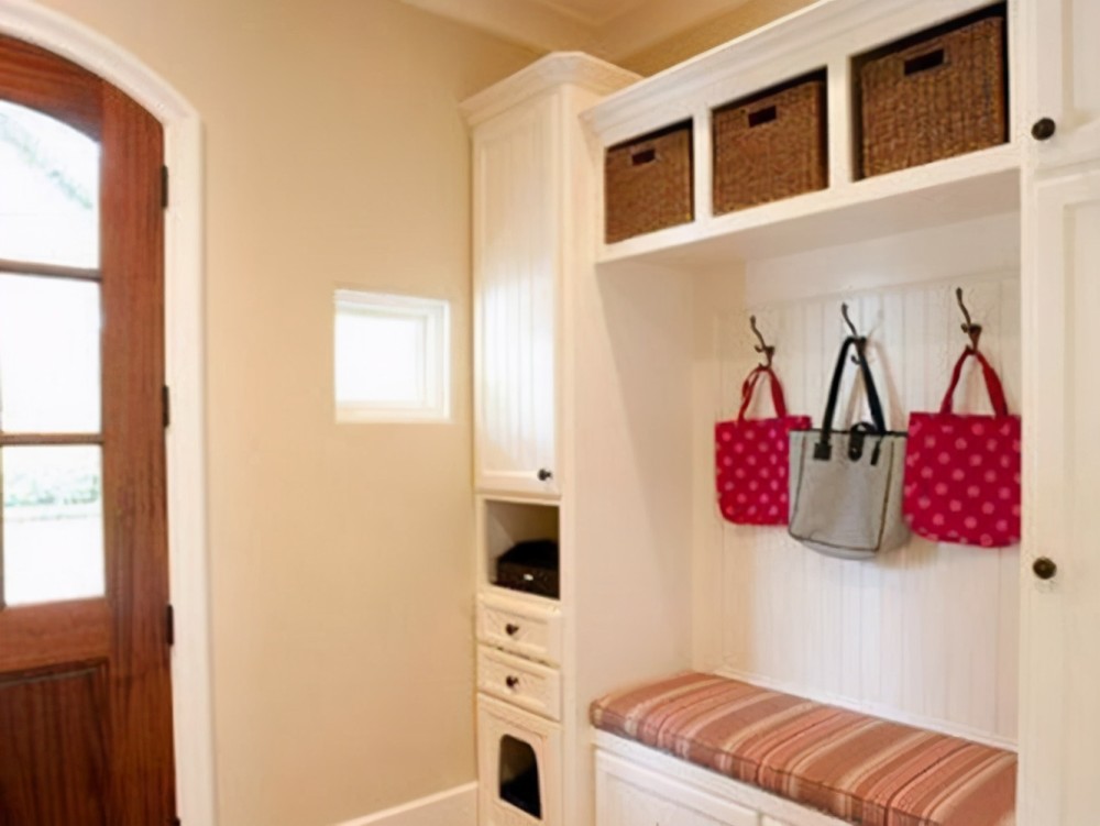 这种鞋柜把空间利用到最大,一边做成了开放式柜子,一边做成了封闭式的