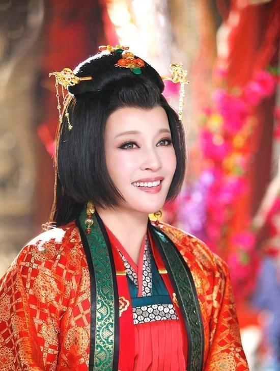 一代传奇刘晓庆四段婚姻三次离48岁被捕入狱58岁嫁富豪