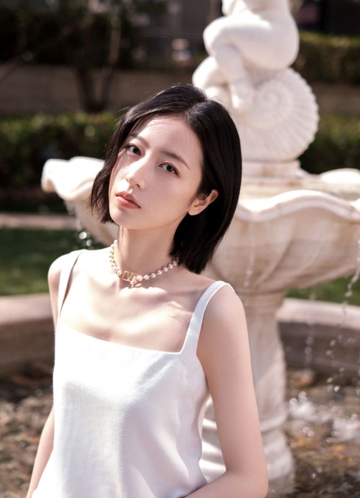 周雨彤 最新写真集_腾讯新闻