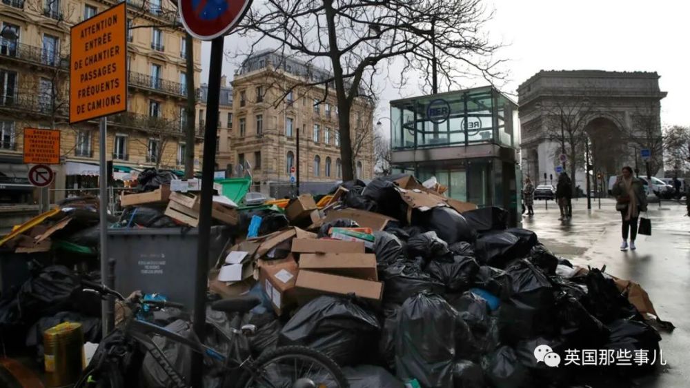 巴黎街上臭气弥漫垃圾堆积成山,市民怒骂市长:把巴黎搞成了垃圾堆!