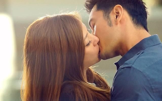 赵薇被提问和黄晓明拍吻戏亲了多少次赵薇的回答让人吃惊