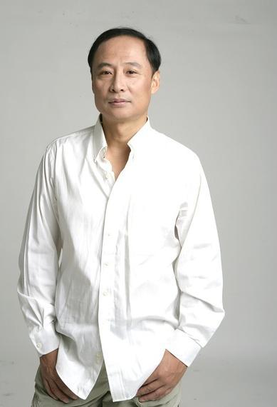 豹子头周野芒与奚美娟离婚后迎娶琼女郎成模范夫妻