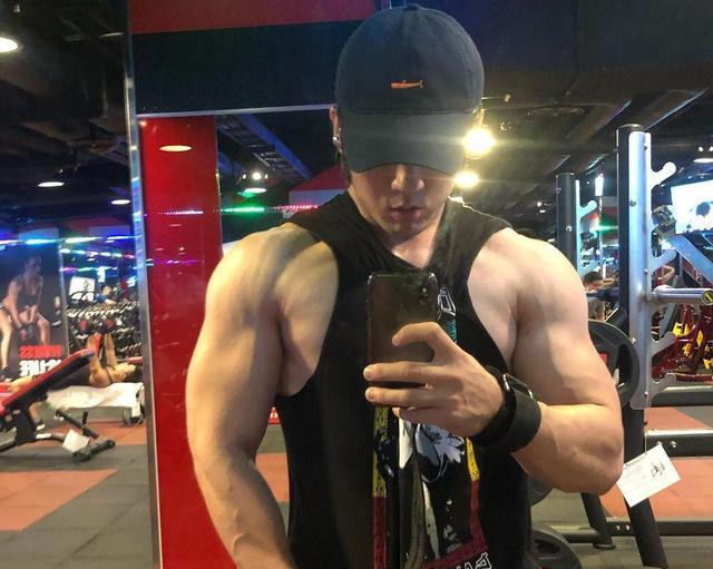 记得南拳妈妈张杰吗当年忧郁美男爆红如今变身健美先生