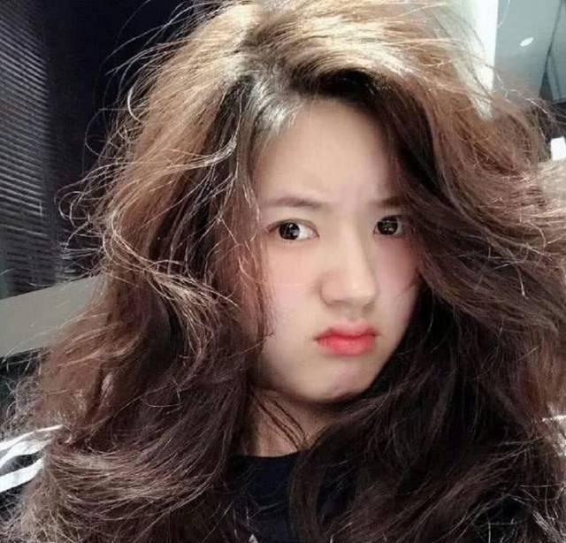 被网友戏称为枕着头发就能睡觉的女人,可见赵露思的发量程度不是一般