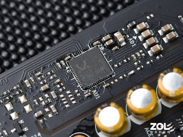 音频方面,这款主板使用了alc1220声卡芯片,支持8 声道高清音频,搭配