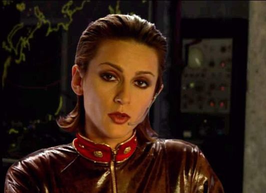 剧情故事中,名义上是在监视玩家得到索菲亚少尉(有些版本翻译为佐菲亚