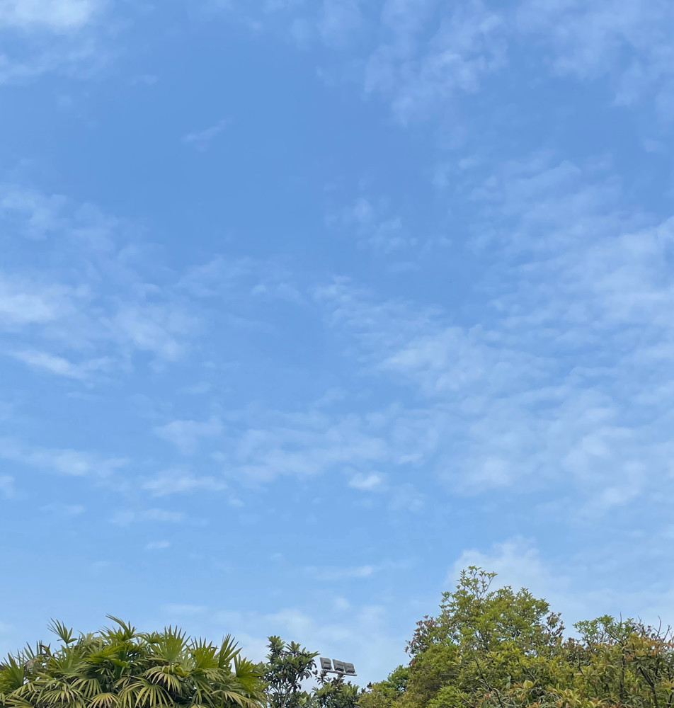 白云依靠着蓝天,蓝天包容着白云,这里是四川广元,最美的天空!