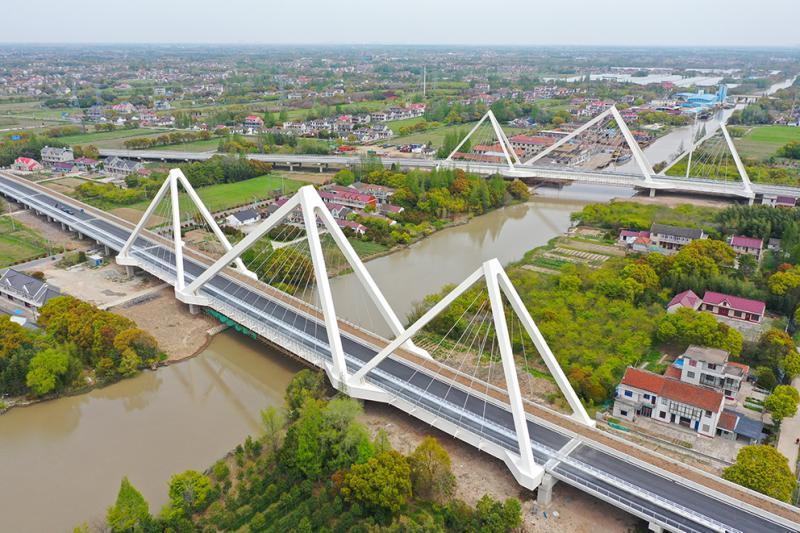 缓解陈海公路交通压力崇明生态大道生态眼双子桥建成