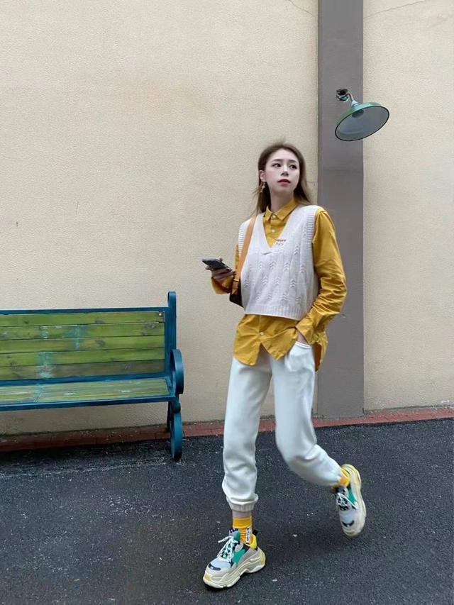 不会穿搭配色试试今年最流行的黄白配色时尚高级又显白