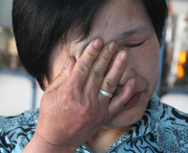 母亲寻女儿5年见面后女儿装作不认识跟踪去女儿家母亲哭了