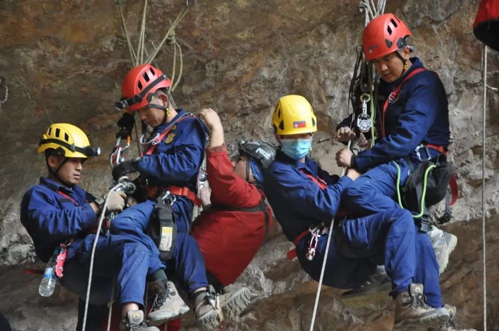 硬核飞檐走壁国家山岳救援昆明大队开展山地洞穴救援训练