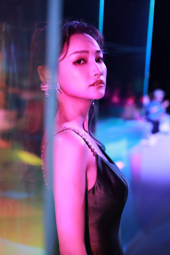 许馨文,红唇绿裙,复古优雅_腾讯新闻