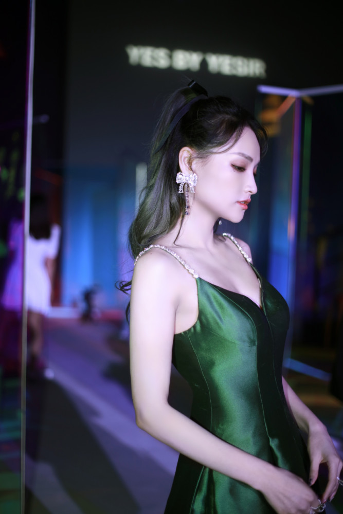 许馨文,红唇绿裙,复古优雅_腾讯新闻
