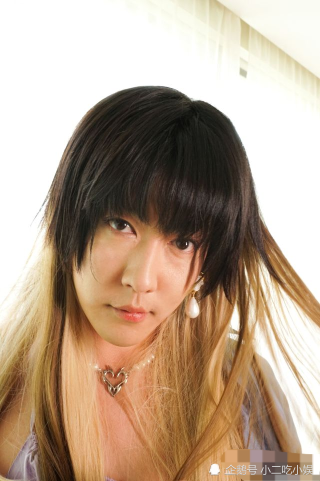 姜思达穿女装参加活动长发薄纱裙造型被热议