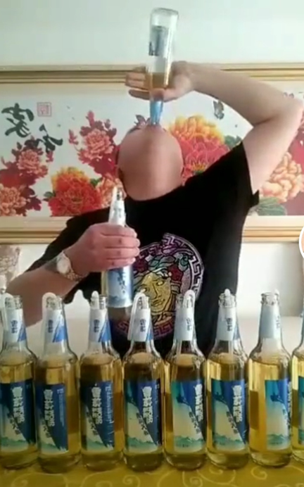 高度白酒玩吹瓶,再现畸形"喝播":为了流量,命都不要了!