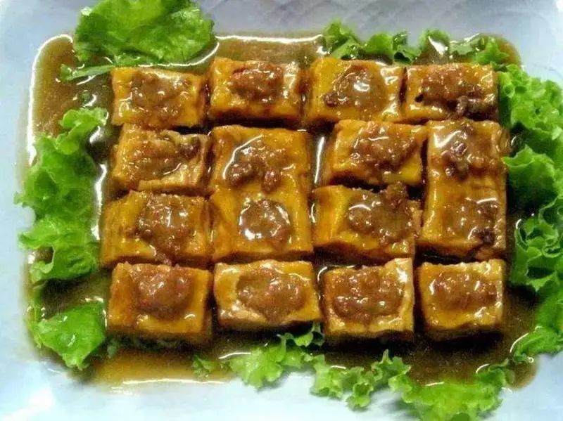 镜箱豆腐由无锡迎宾楼菜馆名厨刘俊英创制,选用无锡特产"小箱"豆腐