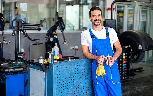 德国汽修工平均年薪20-30万,且终身不跳槽,网友们表示很羡慕