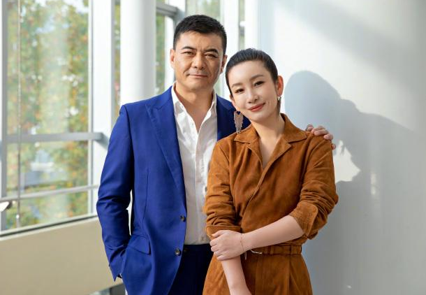王新军49岁,老公比老婆大了7岁,而且王新军此前曾和演员唐静有过一段