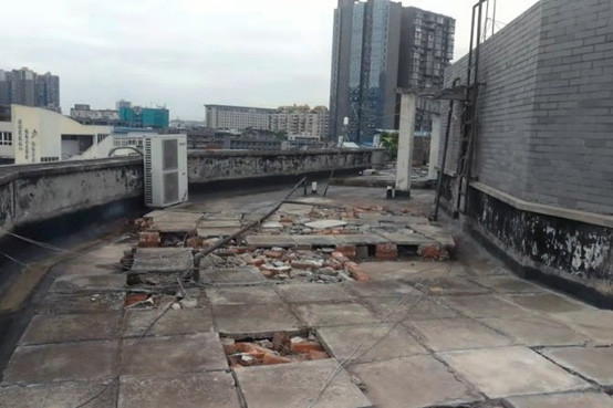 成都青羊民警办实事居民楼顶堆放18年的垃圾被清理