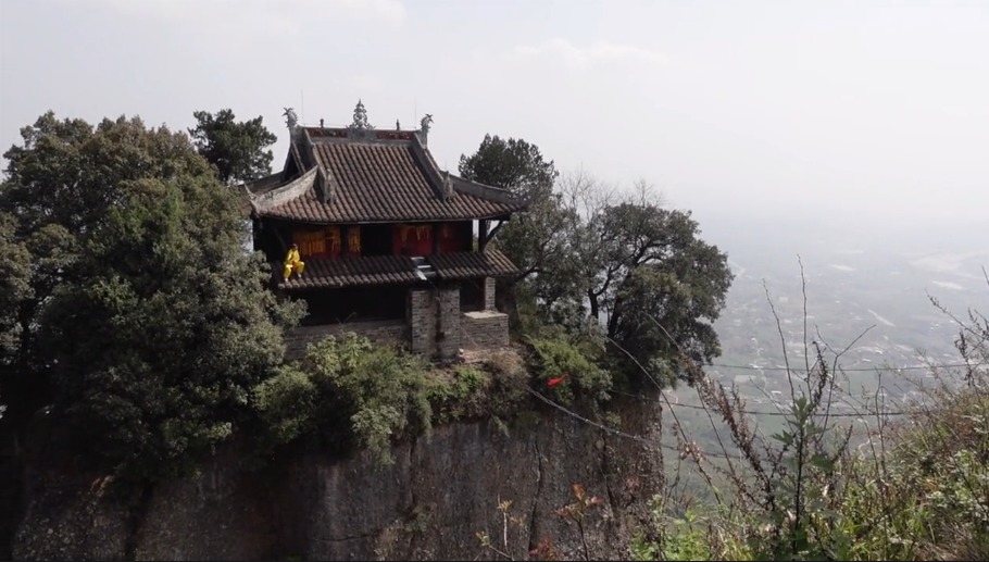 竇圌山不但有千年佛道合一的古廟宇,絕壁千仞的自然風光,更有每天定時