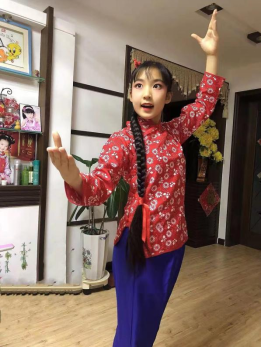 小戏迷留6年长发只为塑造铁梅形象