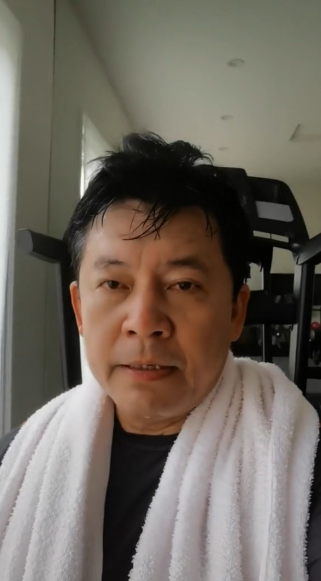 老戏骨何政军晒健身照身材健硕像青壮年因吸烟导致牙齿不好