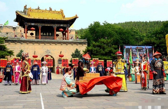 康熙微服出巡一妇人下跪准备磕头康熙立马搀扶不敢受礼