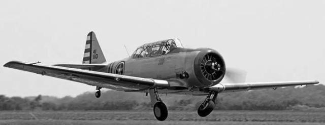 李纯起义时驾驶的是美制at-6教练机