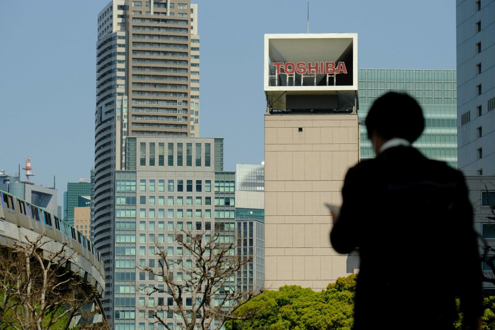 这是4月7日在日本东京拍摄的东芝公司总部大楼.新华社/法新