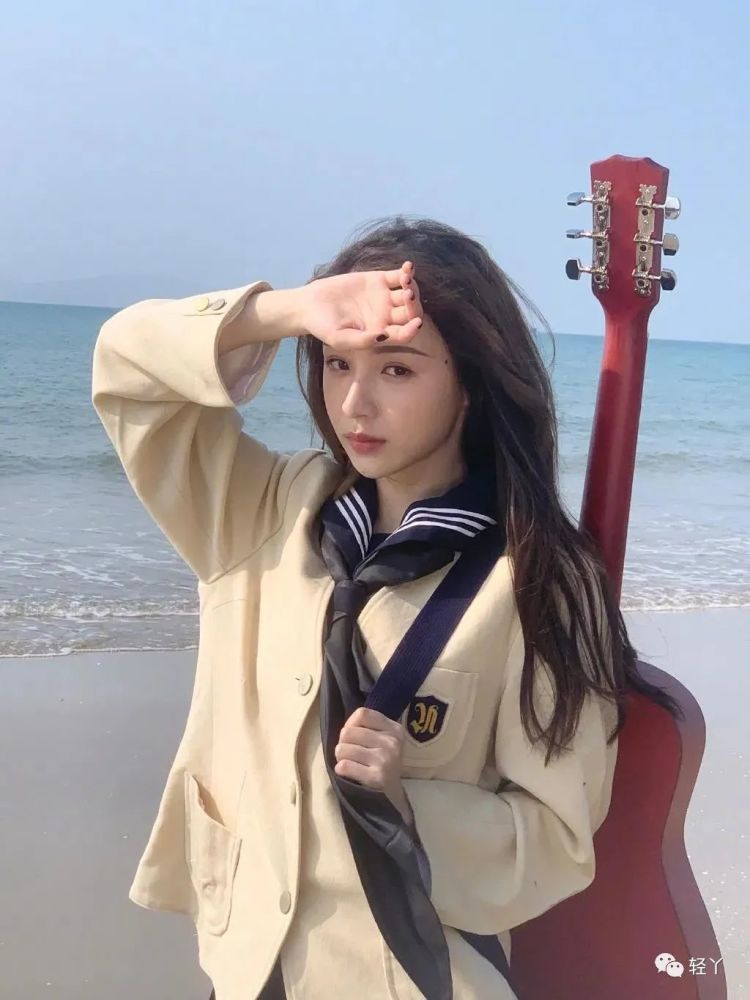 周二珂,新兴游戏(娱乐)主播,小清新歌手,英雄联盟国服"大腿"组选手,在