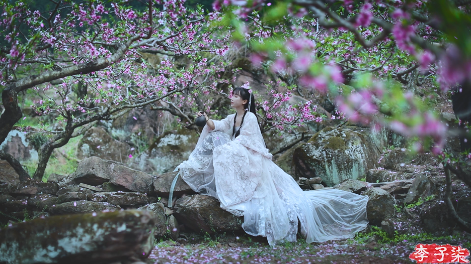 李子柒性格率真仙气汉服裙装下面穿着厚厚的棉裤